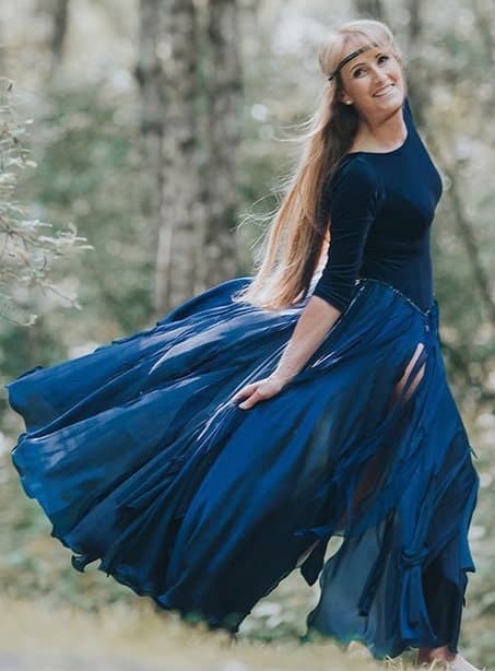 Elvira mit blauem Kleid im Wald
